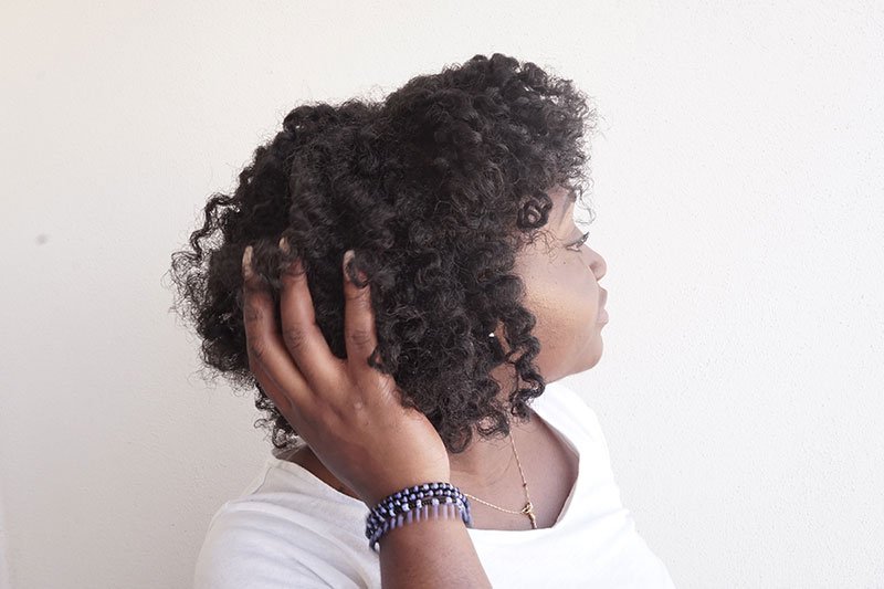 carré de boucles à franges sur cheveux crépus