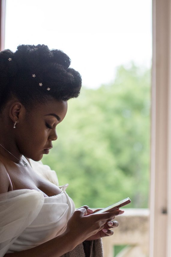 la mriée etait naturelle coiffure de mariage