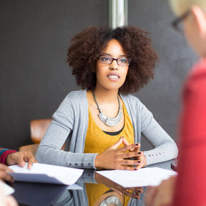 faire face au plafond de verre dans le monde du travail quand on est une femme noire / facing the glass ceiling as a black woman