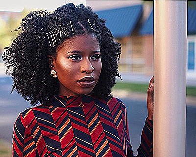 coiffure rapide sur cheveux crépus avec des bobby pins épingles à cheveux