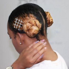 coiffure rapide sur cheveux crépus avec des bobby pins épingles à cheveux