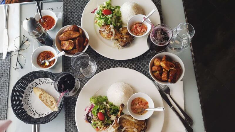 Club-des-cotonettes_lifestyle_adresse-restaurant-camerounais-le-coq-noir