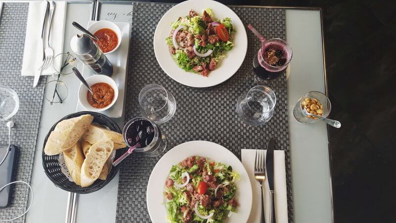 Club-des-cotonettes_lifestyle_adresse-restaurant-camerounais-le-coq-noir