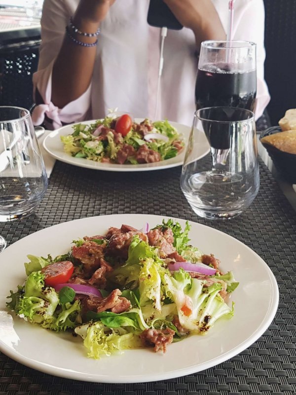 Club-des-cotonettes_lifestyle_adresse-restaurant-camerounais-le-coq-noir