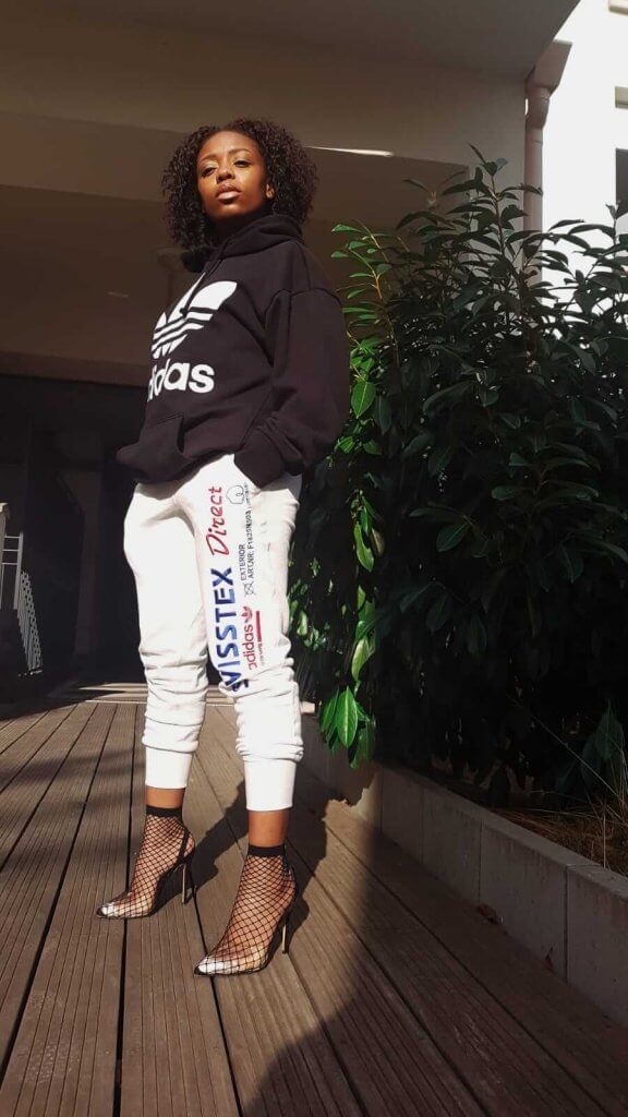 Look femme Kaval Adidas - souliers à talons originaux pour un mix and match réussi