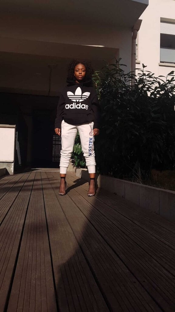 Look femme Kaval Adidas - souliers à talons originaux pour un mix and match réussi