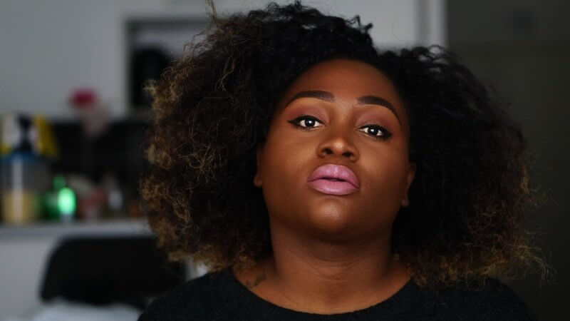 maquillage simple de tous les jours sur peaux noires idéal pour les débutantes