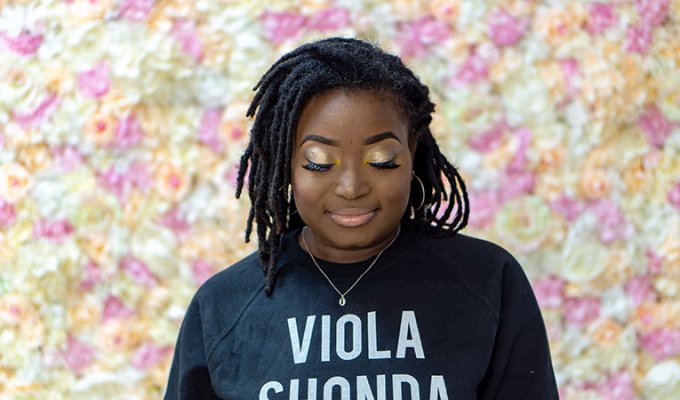 maquillage par Richier makeup pour le club des cotonettes coloré et pop sur peau noire