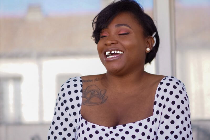 coupe de cheveux courtes sur cheveux crépus naturel