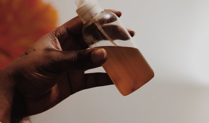 cinq astuces naturelles et pas chères pour combattre les pellicules et faire pousser ses cheveux